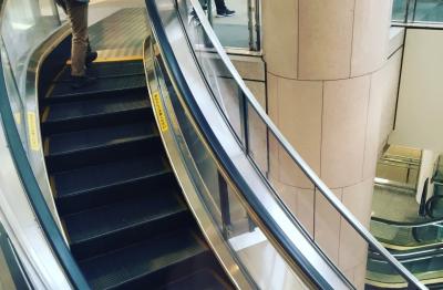 曲がるエスカレーターと工場夜景の旅