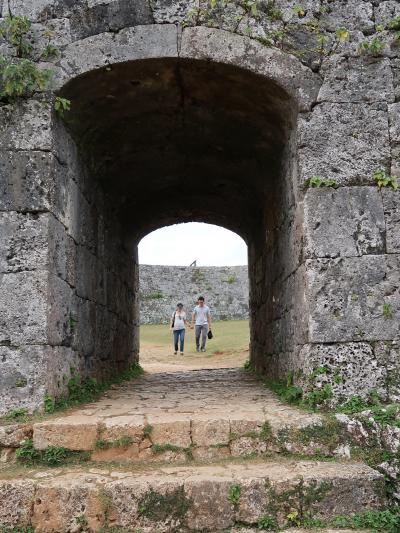 沖縄-6　座喜味城跡〔世界遺産〕曲線状の城壁　☆城のアーチ門は古い形態