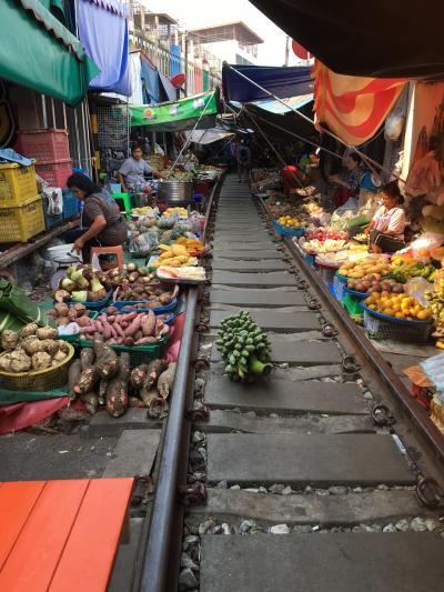 バンコクひとりで食べ歩き③　折りたたみ線路市場とかスーパーとか