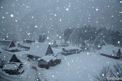 雪中の合掌集落と雨晴海岸の夜明け