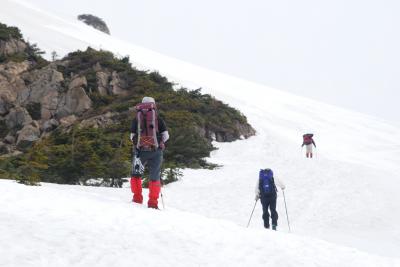 雪の至仏山に登る