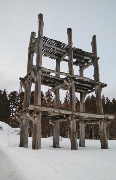 初めて見る三内丸山遺跡は雪に埋もれて