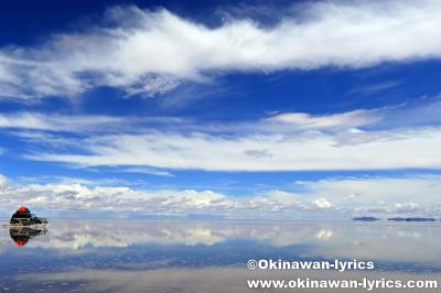 一面の鏡張りのウユニ塩湖とフラミンゴの旅