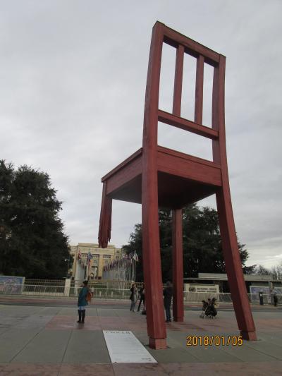 ジュネーブの国連本部前の壊れた椅子