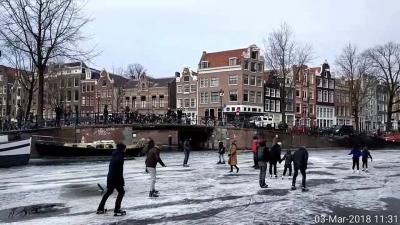 【オランダ☆アムステルダム】7年降りに運河が凍りました！