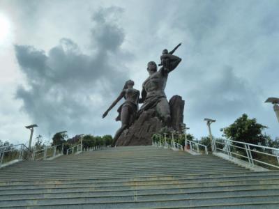 弾丸セネガル1711　　「西アフリカの果てに、北朝鮮製の銅像がありました。」　　　～ダカール～