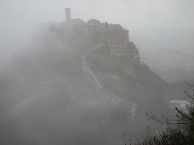 チヴィタ・ディ・バニョレッジョは嵐だった。でも，霧に隠れて幻想的でした。