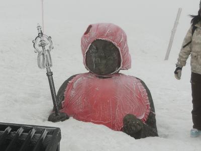 山形へ　その３　　蔵王温泉スキー場で春スキー　　頂上で蔵王地蔵尊へお参り。