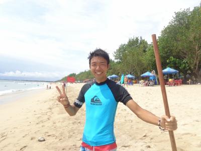 のんびりバリ島　Kuta Beach・ゴミ拾いする日本人