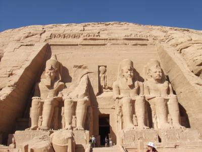 砂漠のど真ん中でヌビアの侵攻を牽制／アブシンベル神殿