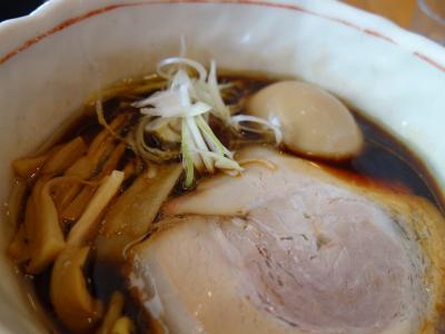 高岡までブラック・ラーメンを食べにまっしぐら。醤油主体の汁より，縮れ麺がおいしかった。