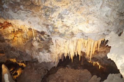 バンカー湾リゾート2泊滞在3/3鍾乳洞ヒルジ・ケーブ、ワイナリーで昼食、キャナル岩