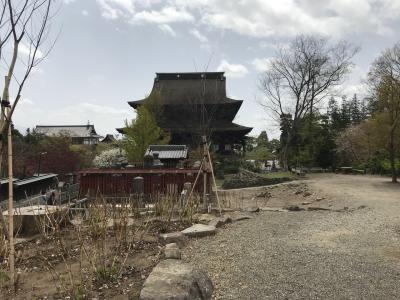 後ろから見る長野の善光寺