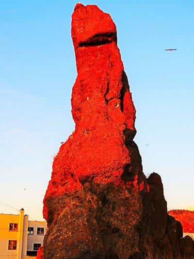 ウトロ-3　ゴジラ岩　赤銅色に染まって・夕日の名所　☆知床半島の付け根