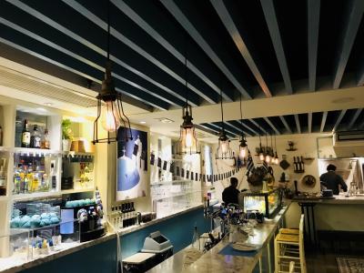 駐在のついでに 【その××】香港でギリシャ料理。ワンチャイの “Santorini”は可愛らしいレストランでした！