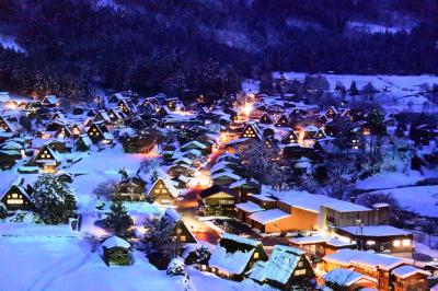 冬の白川郷　雪の中で夜の白川郷を楽しむ