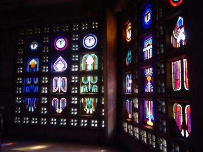 バカラ市でサンレミ教会のステンドグラスを見る。現代に生きるステンドグラスです。