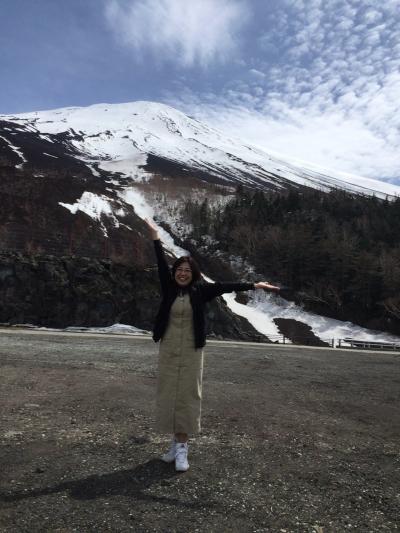 山頂に雪の残る4月の富士 山