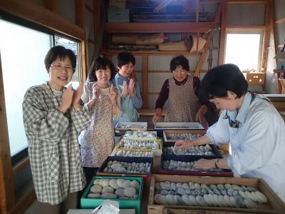 ワイワイがやがや同級生たちの餅つき