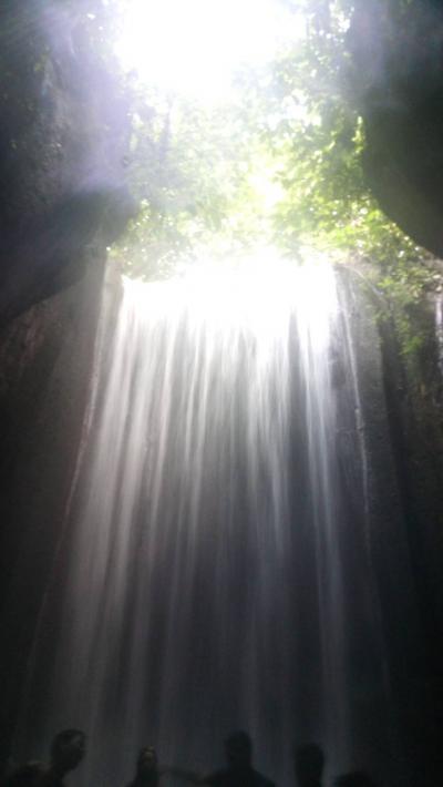 洞窟の中の神秘的で美しい滝