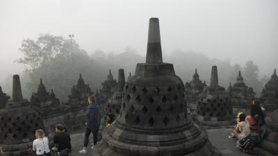 還暦過ぎ夫婦インドネシア旅行記（その３）ボロブドゥールの日輪は深い朝霧にかくされていた。