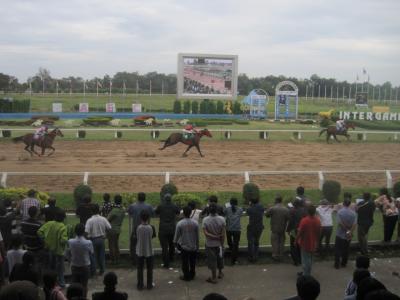 2016 まさに「どローカル」なウドンタニ競馬場でのんびりごはんも食べながら競馬を楽しみます！