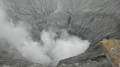 還暦過ぎ夫婦インドネシア旅行記（その７）カルデラの砂原をジープで越えブロモ火山へは歩いて登る