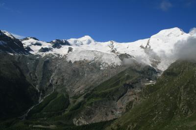 スイス最高峰ドーム(4545m)、ミシャベルアルプスの峰々、さらに壮大なフェー氷河の眺めを楽しむ