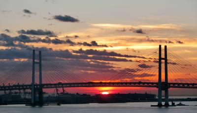 横浜到着・ベイブリッジの朝陽 ダイヤモンド・プリンセス ぐるり北海道周遊と知床クルージング・サハリン9日間