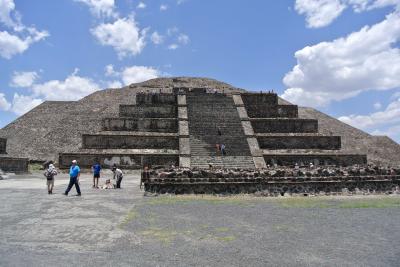 有名なメキシコ中央高原最大の 　古代都市遺跡、テオティワカン