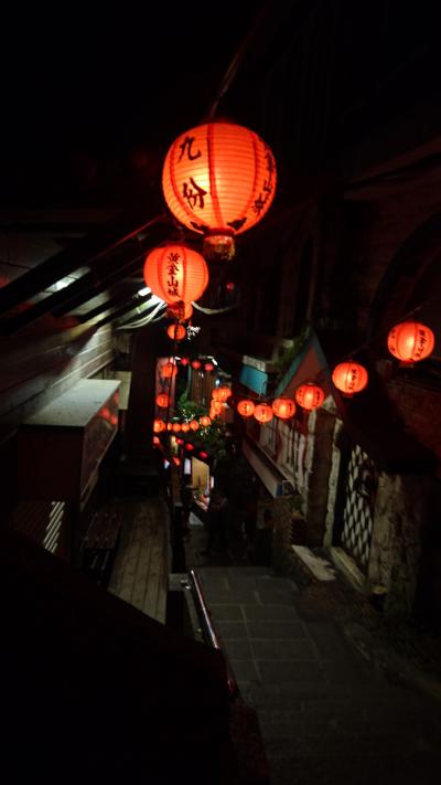 無計画ひとり旅、台北 【その３】闇に浮かぶ路地の灯り（九&#20221;）