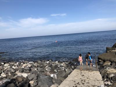 富戸脇の浜で初泳ぎ