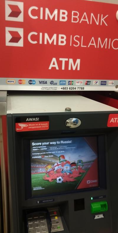 ATMから引き出しをする　VISAカード