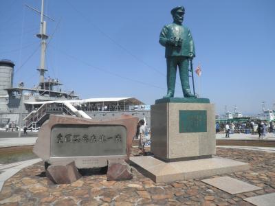 戦艦三笠と東郷平八郎提督像