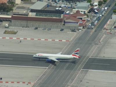 道路を横切る飛行機をジブラルタルで見る