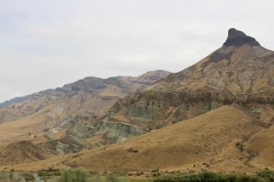 キャンプしに、はるばるオレゴン、カリフォルニア　Day１６-５（ジョンデイ化石層国定公園　Painted Hills Unitを出て、Sheep Rock UnitのThomas Condon Paleontology Centerへ）