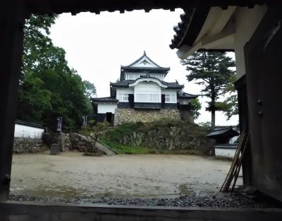 ２０１７年６月　備中松山城　雨の中山道を歩き天守まで行きました。大きな岩の上に白壁があります。