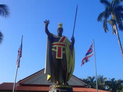 ハワイ島（１４）カメハメハ大王生誕地近くの大王像とTEXドライブインのマラサダ