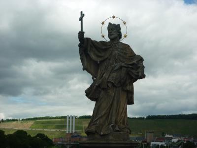 ドイツ木組みの家を訪ねて 町から町へ ヴュルツブルク アルテマイン橋の守護聖人