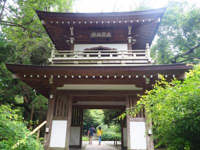 浄智寺　鎌倉五山のひとつ　山の中静かな佇まいは好きです!　山門が珍しい