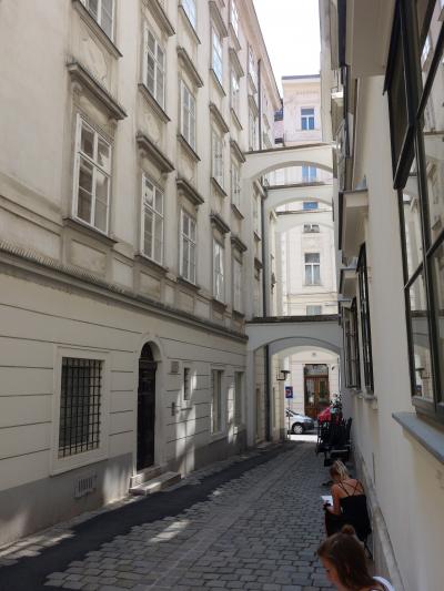 ウィーンの秘密の小路。Blutgasseでは路地の絵を書いている人が何人もいた。