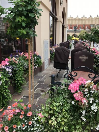 初夏のポーランド3都市めぐり9日間【2】2日目午前・ヨーロッパで一番広い広場はお花がいっぱい！クラクフ旧市街をフォークロア雑貨をもとめて街歩き。