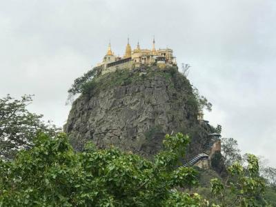 ポッパ山　バガン遺跡　ミャンマー旅行