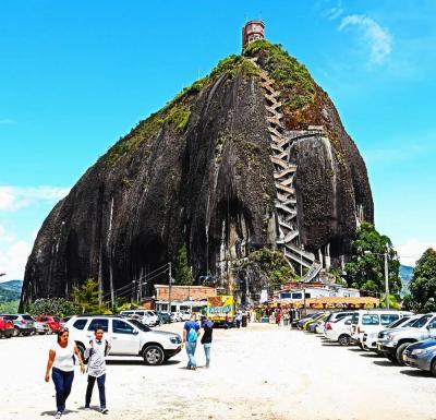 団塊夫婦の世界一周絶景の旅・2018コロンビアー（２）700段の階段を登りピエドラ・デル・ペニョールへ