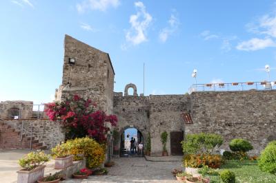美しき南イタリア旅行♪　Vol.9(第1日）☆Agropoli：「アグロポリ城」夏の花と古城♪