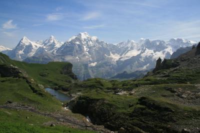 スイス山岳観光の人気展望台シルトホルン(2970m)から、眺めの良い稜線を歩いてゼフィーネン峠へ