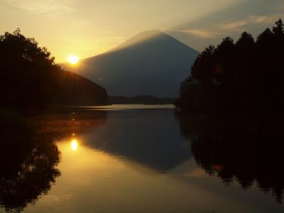 ３回目の休暇村富士宿泊　リニューアルしたビュッフェを楽しむ　早朝の朝日に輝く美しい富士山