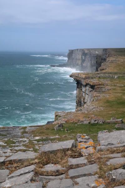 アイルランド旅行10日間（アラン諸島のイニシュモア島に上陸、断崖に建てられた古代要塞ドン・エンガス））