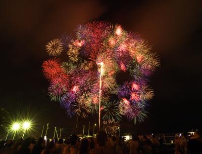 蒲郡まつり納涼花火大会：直径６００mを超える花火などを眺め、写真撮影に挑戦