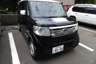 白いナンバープレートの軽自動車